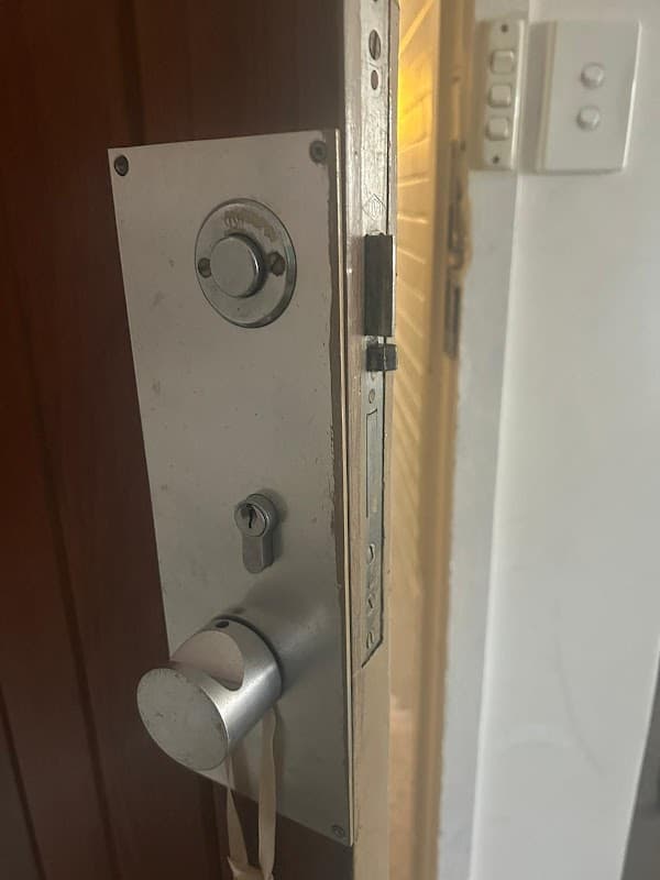 Hen Locksmith cover