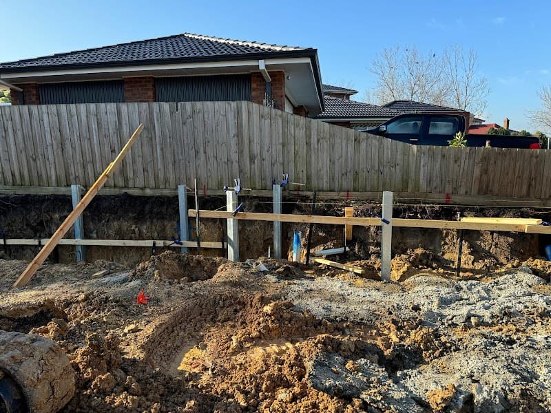 R Contractor cover