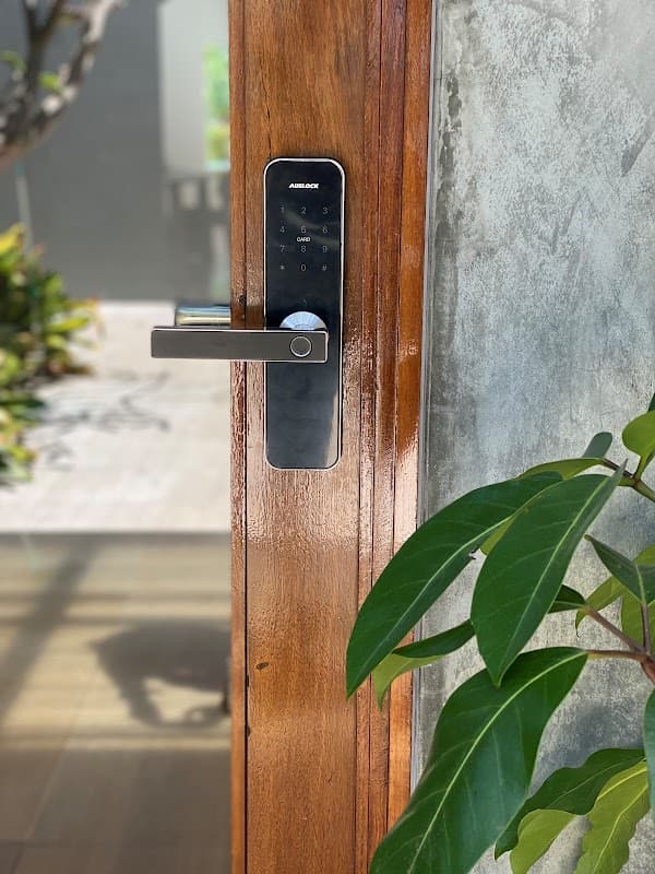 Swan Lock Service cover